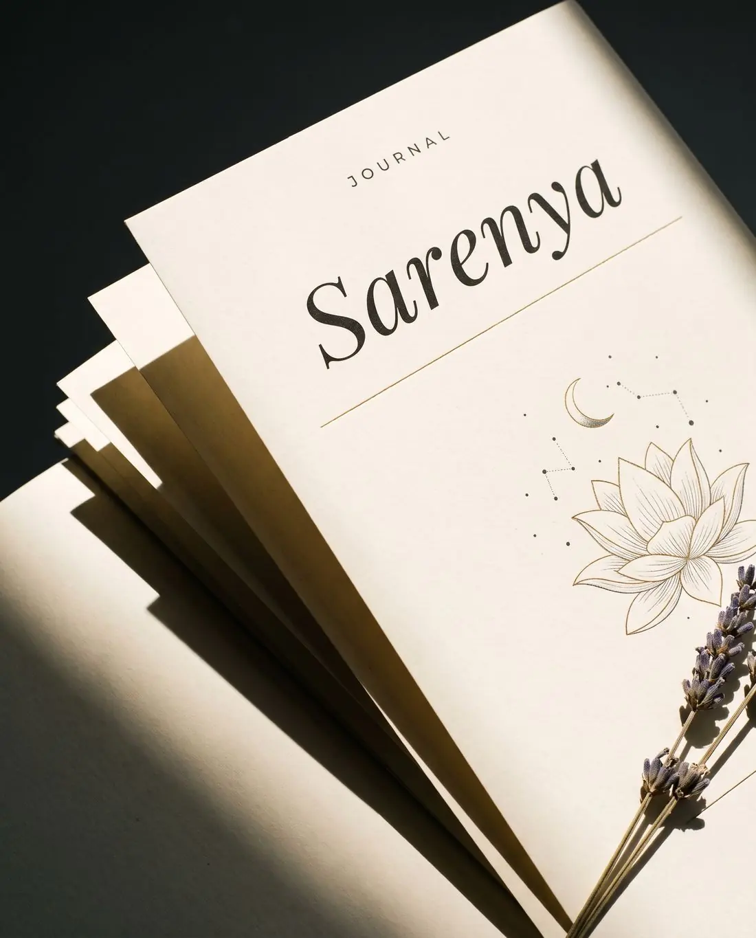 Beispielseite eines Seelenname-Werks: der Name Sarenya mit Mond, Sternbild und Lotus